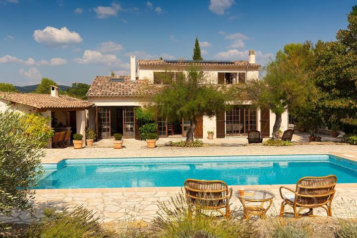 Ferienhaus für 8 Personen, mit Balkon/Terrasse und Garten sowie Pool