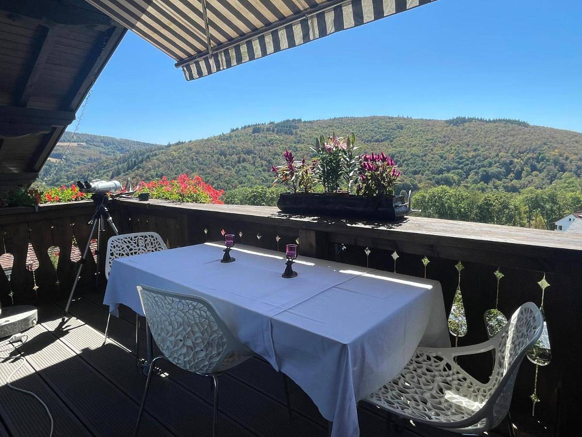 Ganze Wohnung, Apartment Weiser Hirsch im Chalet Burgblick in Weilrod, Hochtaunuskreis
