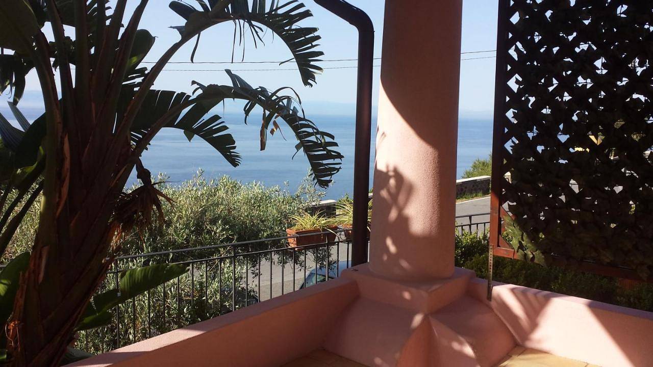 Salina Acroeoliano monolocali in villa in Leni, Salina