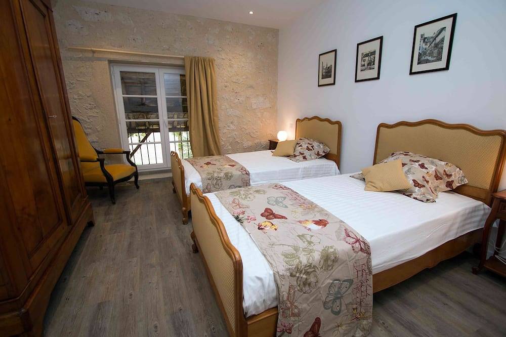 Ferme aménagée  classée 5* gîtes de France.Piscine chauffée et  clôturée in Lectoure, Gers
