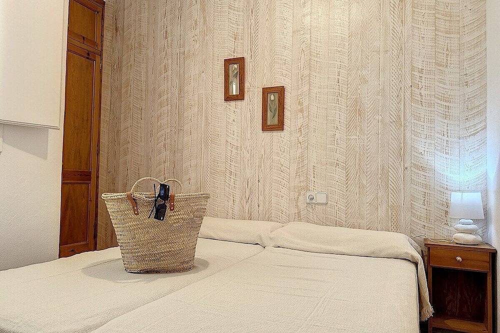 Apartamento entero, Dos dormitorios, terraza y a/c en Fornells in Fornells, Es Mercadal