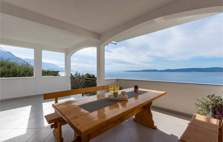 Ganze Ferienwohnung, Gemütliche Wohnung mit Terrasse, WLAN und Parkplatz, 1,5 km vom Strand entfernt in Pisak, Omis-Riviera
