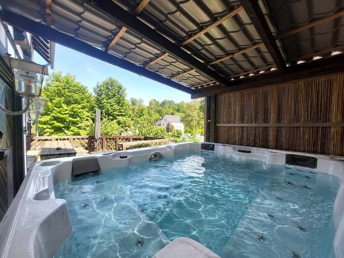 Villa für 18 Personen, mit Whirlpool und Terrasse im Sauerland