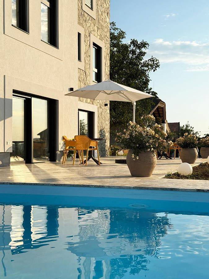 Ferienwohnung für 2 Personen, mit Terrasse und Whirlpool sowie Garten und Pool
