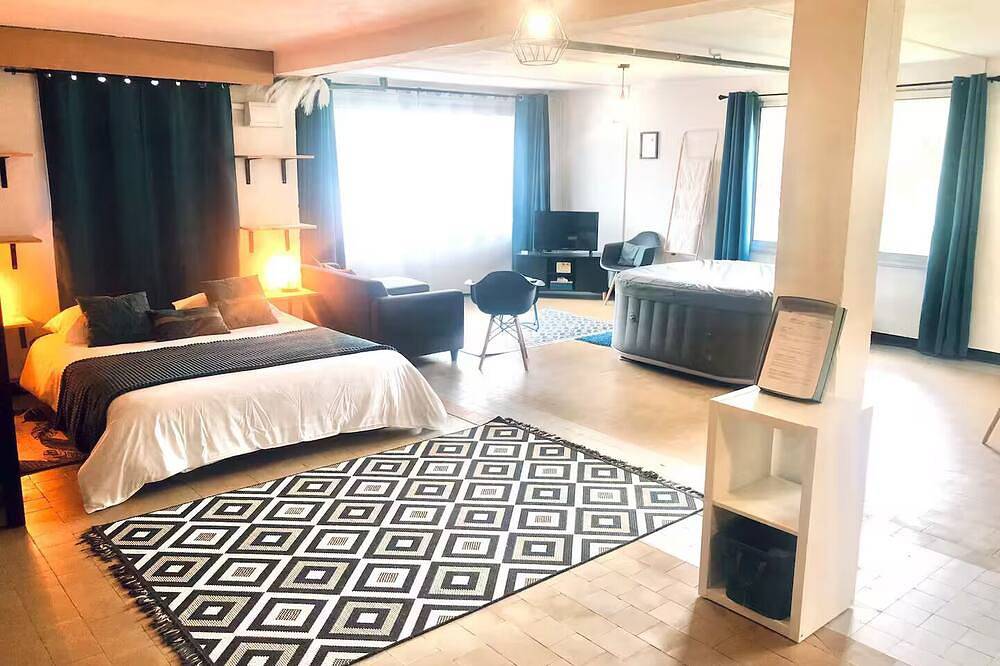 Appartement entier, Aux bulles du Forez (loft avec jacuzzi intérieur privé) in Saint-Bonnet-le-Courreau, Montbrison