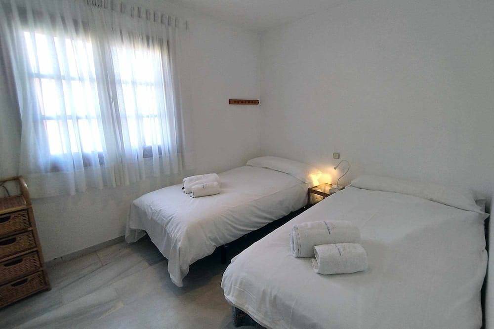 Casa adosada en primera línea de playa. in Playa de Guadalobon, Estepona