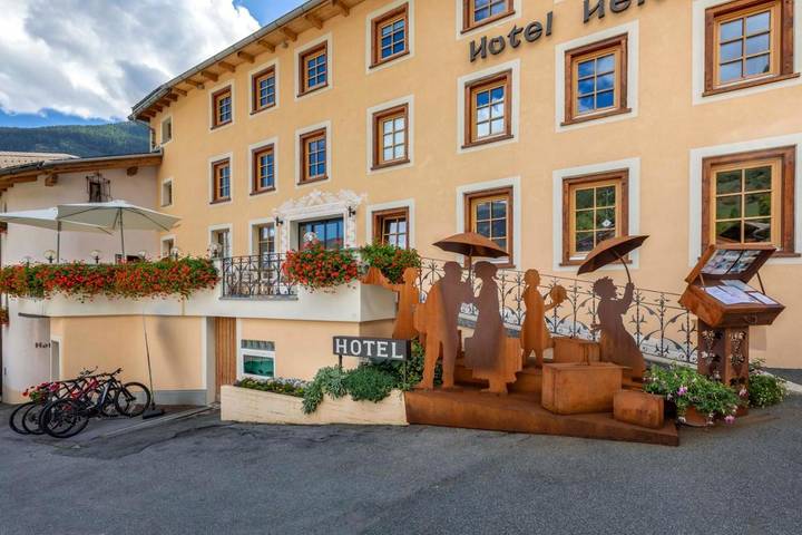 Hotel für 4 Personen, mit Terrasse und Garten sowie Pool und Ausblick in Müstair