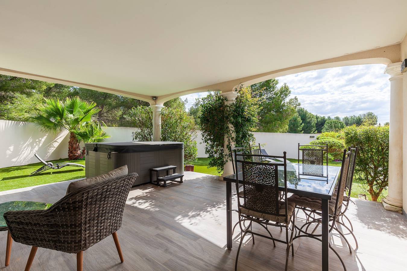Appartement entier, Appartement 'Havre De Paix 500m De La Mer' avec Terrasse Privée, Wi-Fi et Climatisation in Sausset-les-Pins, Côte méditerranéenne (France)