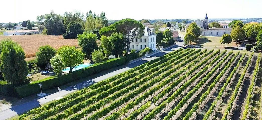 Location de vacances pour 15 personnes, avec piscine ainsi que terrasse et jardin à Épargnes - 2