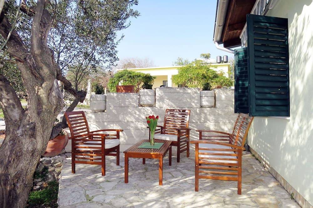 Precioso apartamento en villa para 4 personas con A/C, piscina, Wifi, Tv, balcón y aparcamiento in Rogoznica, Condado de Šibenik-Knin