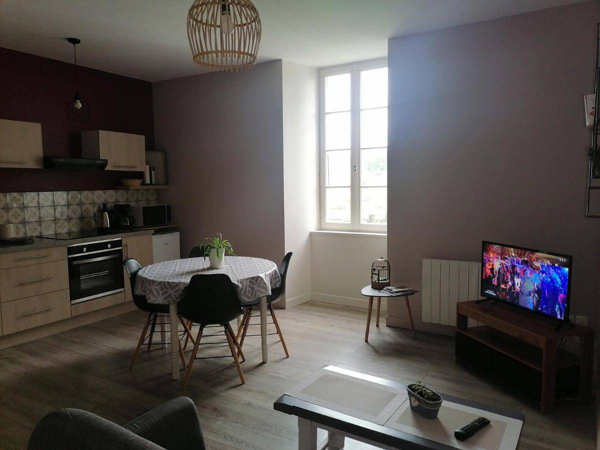 Appartement entier, One-Bedroom Apartment in Saint-Agrève, Parc naturel régional des Monts d'Ardèche