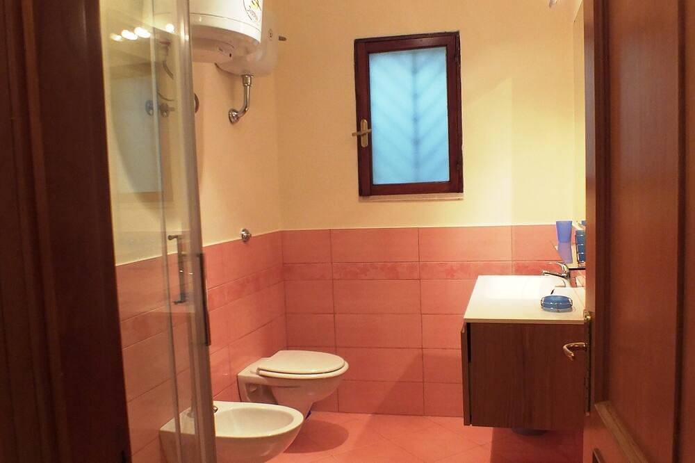 Ganze Wohnung, Villa Cecilia/Fewo 3: Mitte in der Natur, wenige Schritte vom Meer entfernt in Pisciotta, Cilento