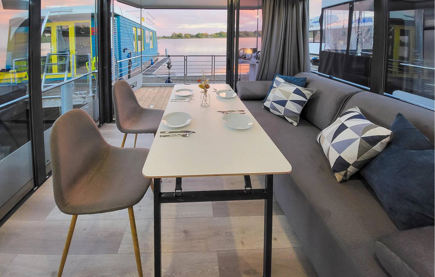 Hausboot am Flussufer mit Terrasse, Parkplatz – in Strand- und Restaurantnähe in Pritzerbe, Havelsee