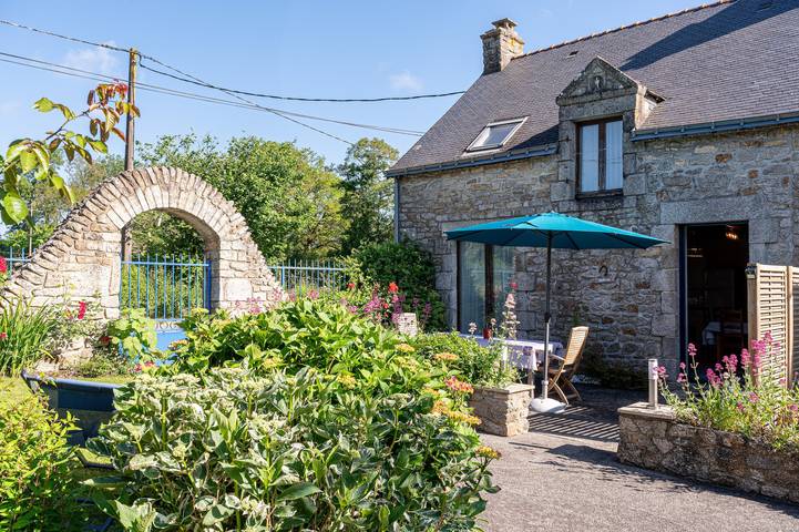 Cottage 'Domaine De Lestroué - Belle-île' with Shared Pool, Private Terrace and Wi-Fi in La Vraie-Croix, Vannes region