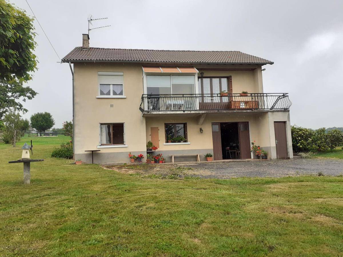 Two-Bedroom House in Puycapel, Région d'Aurillac