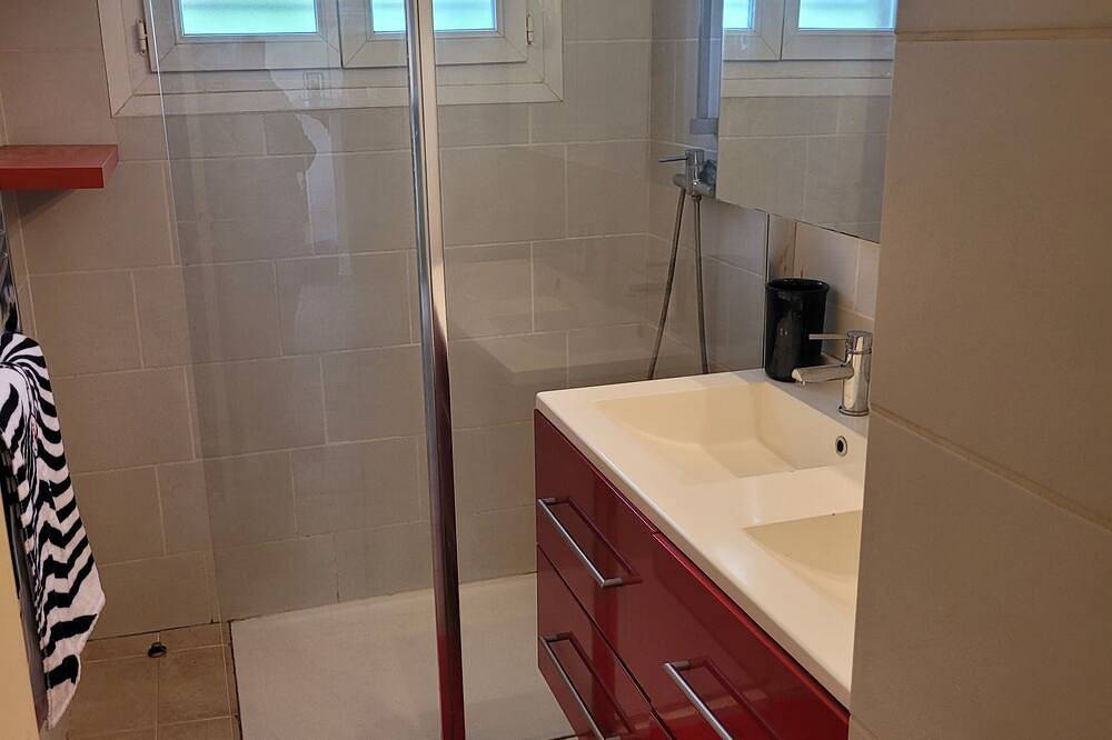 For rent in the sun, small detached villa with lovely private pool area. in Milhaud, Nimes und Umgebung