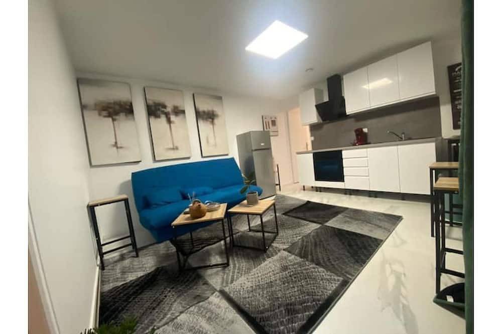 La maison bleue (4 km from Orly airport without planes) in Athis-Mons, Essonne