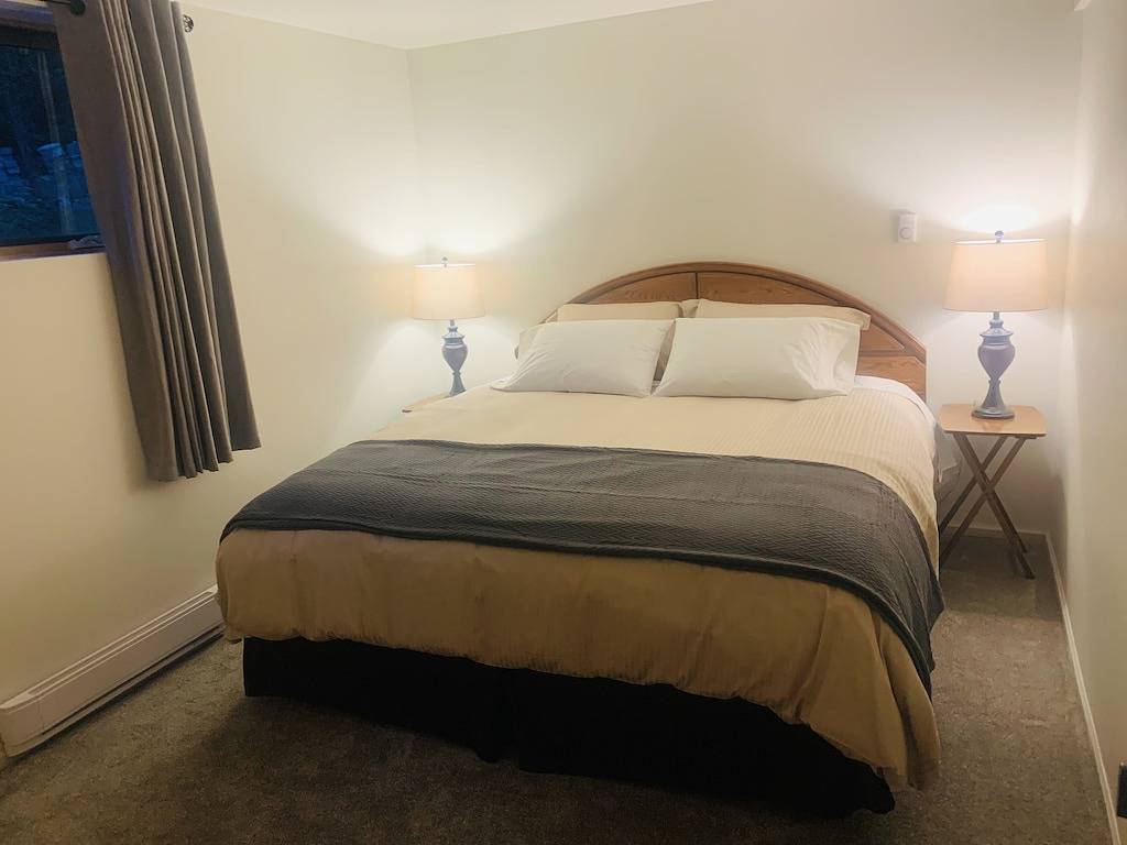 Nelson Beach Chalet 5 Bedroom Waterfront House in Whitewater Ski Resort