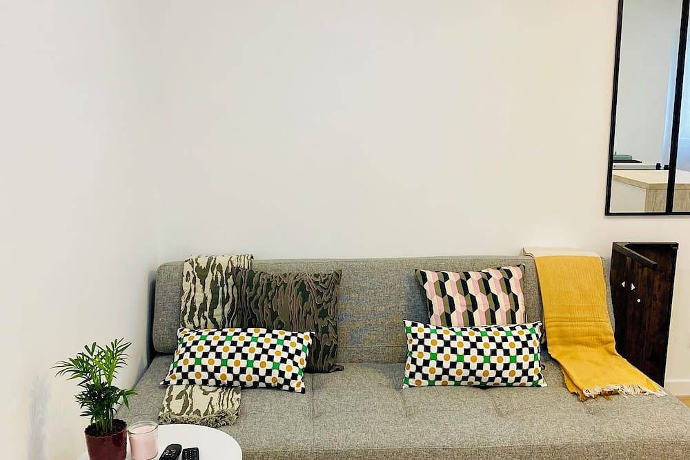 Entire apartment, Attractive renovated apartment including secure covered parking, 10 min from Paris in Nanterre, Hauts-de-Seine