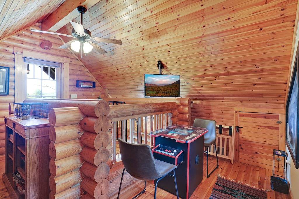 Bearless Whisper, a Beautiful Romantic Cabin Located Under a Mile from Soaky Mountain Water Park!! in Sevierville, Sevier County