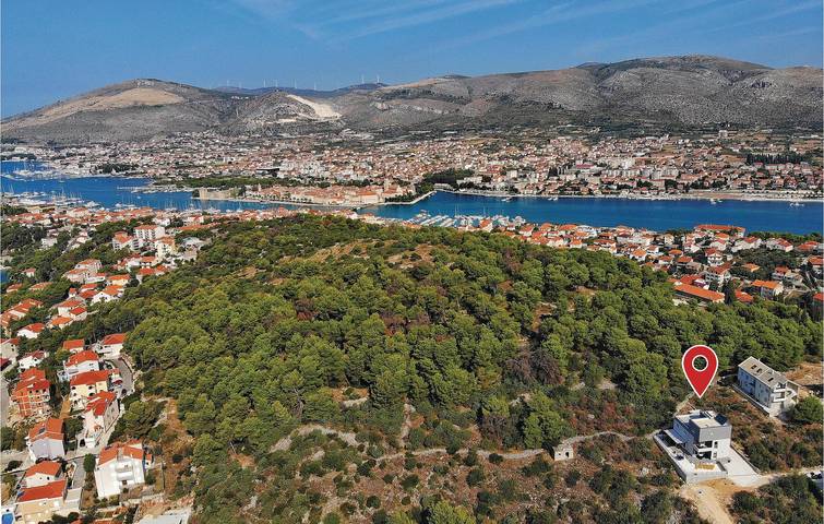 Charming 2BD Apartment with Pool, Terrace & Beach Access 2.5km Away in Trogir, Ciovo