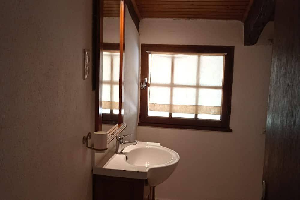 Entire apartment, Gîte Dans mas Cévenol Avec Belle vue sur la Vallée et les Montagnes in Saint-Jean-du-Gard, Cévennes