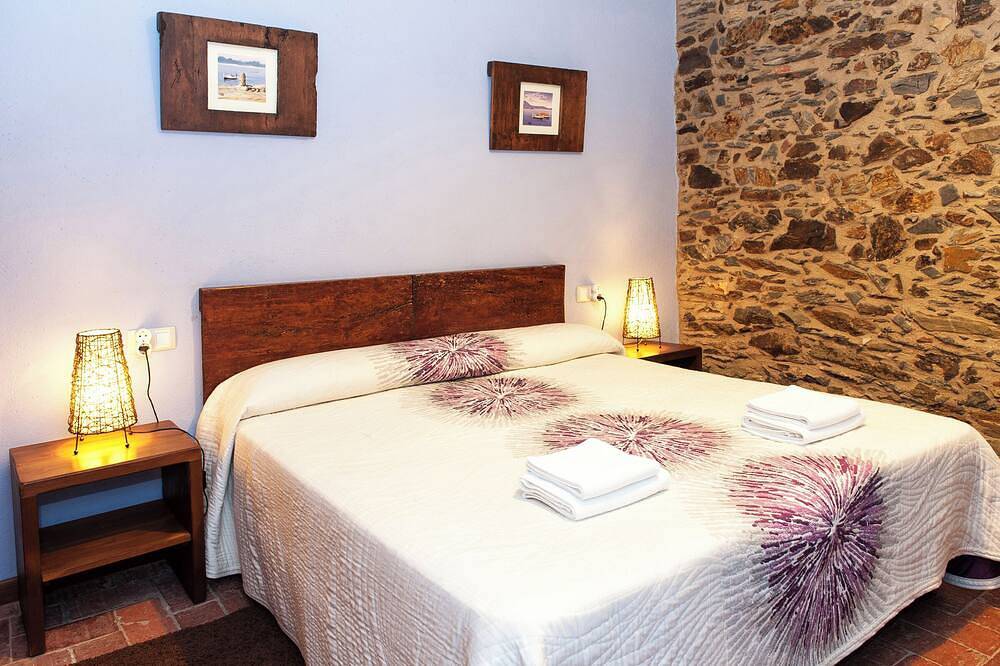 Preciosa casa de piedra, 4 habitaciones dobles con baño en cada una. in Garriguella, Alt Empordà