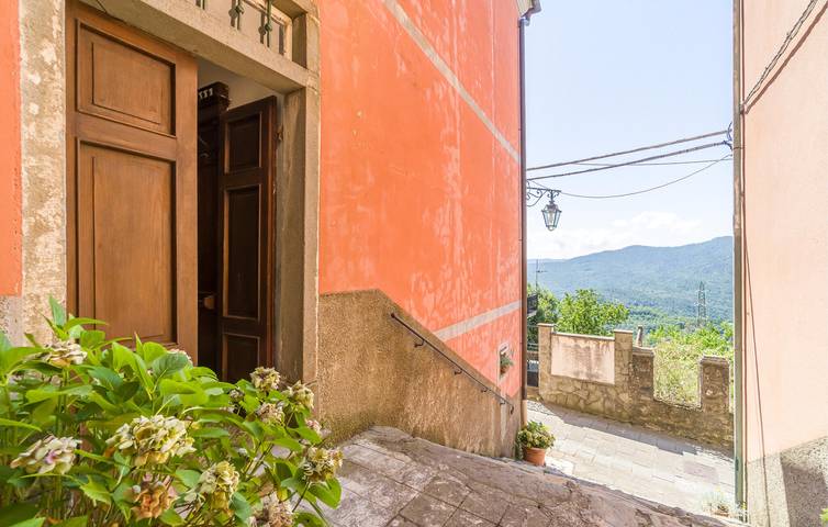Entire holiday apartment, Modern Apartment with Terrace and Parking 200m from Locanda Agrogallo in Castello (Carro), Carro (Liguria)