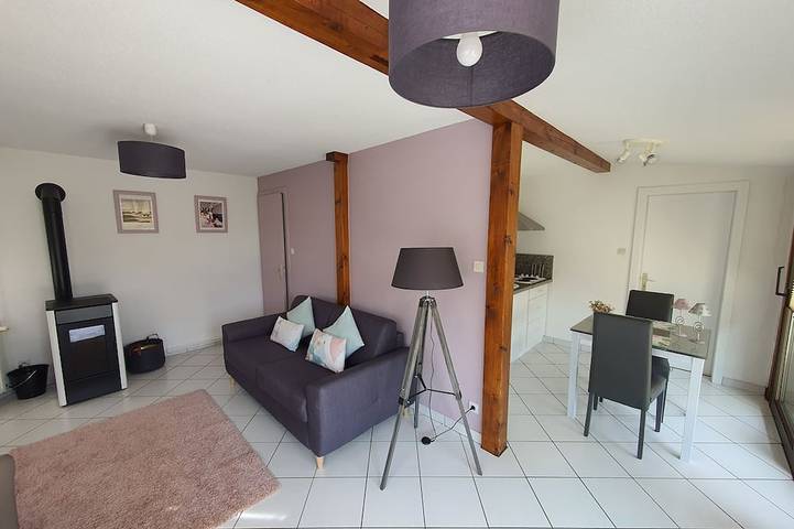 Gîte pour 3 personnes, avec Terrasse ainsi que Jardin et Piscine
