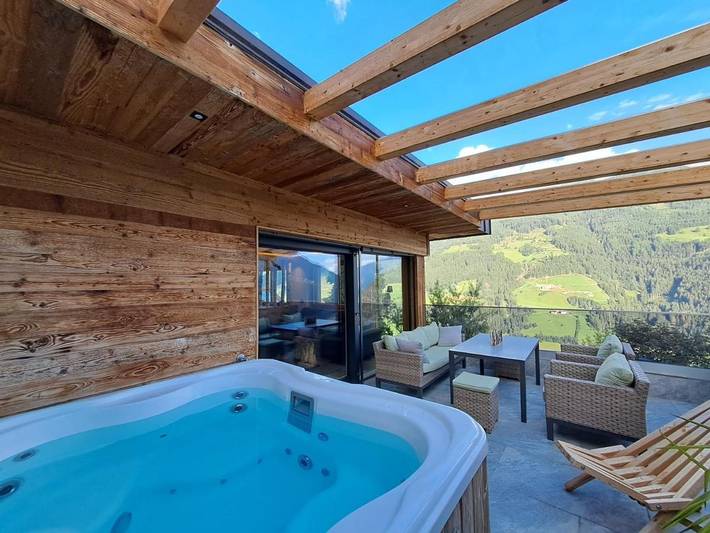 Chalet für 7 Personen, mit Balkon und Whirlpool sowie Terrasse und Garten in Ahrntal