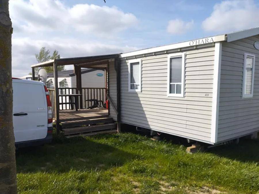 Aux 4 vues - Mobilhome 2 personnes - Mobil Home Aqua 1ch 2pers Terrasse Semi-Couverte Clim Tv in Saint-Papoul, Région de Carcassonne