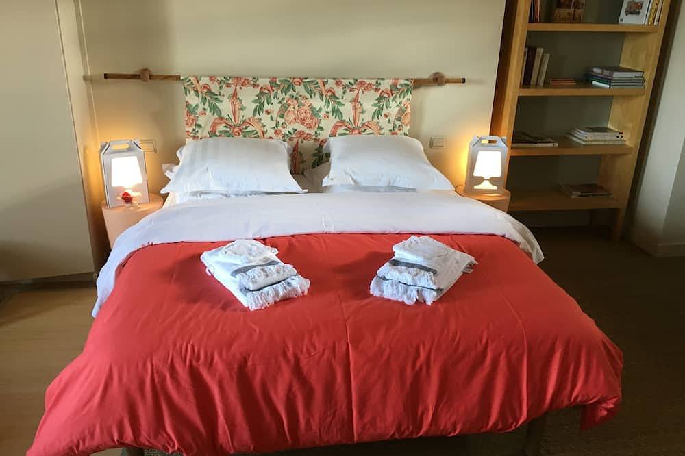 Entire apartment, An independent apartment in a traditional house at the foot of in Corcelles-en-Beaujolais, Beaujolais