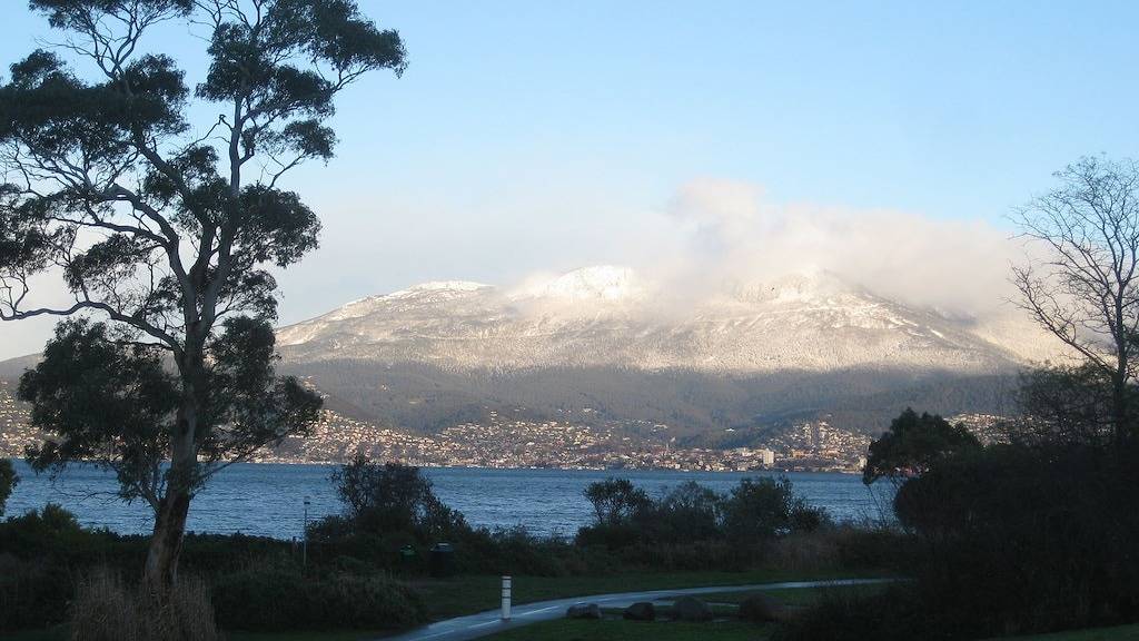 Ganze Wohnung, Modernes, stilvolles Apartment mit 2 Schlafzimmern für 4 Personen, kostenlosem Wlan und Parkplatz abseits der Straße in Hobart, Tasmanien