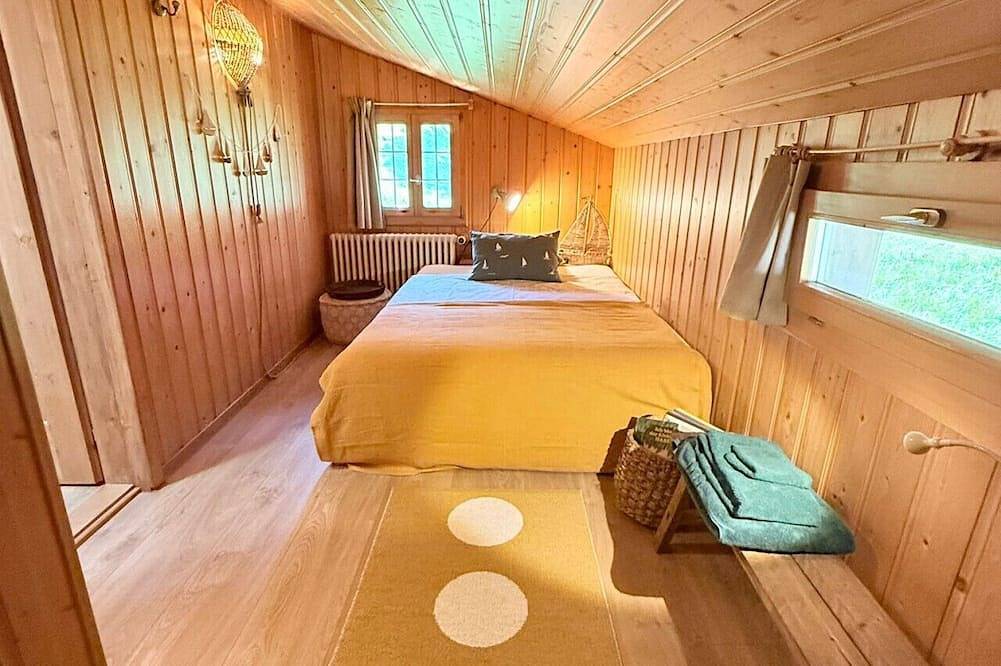 Elegant Family Chalet with Lake & Mountain Views in Leissigen, Thunersee