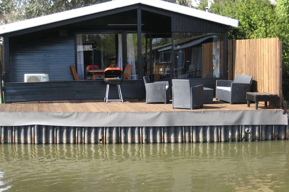 Estancia moderna junto al estanque de pesca in Geel, Región de Amberes