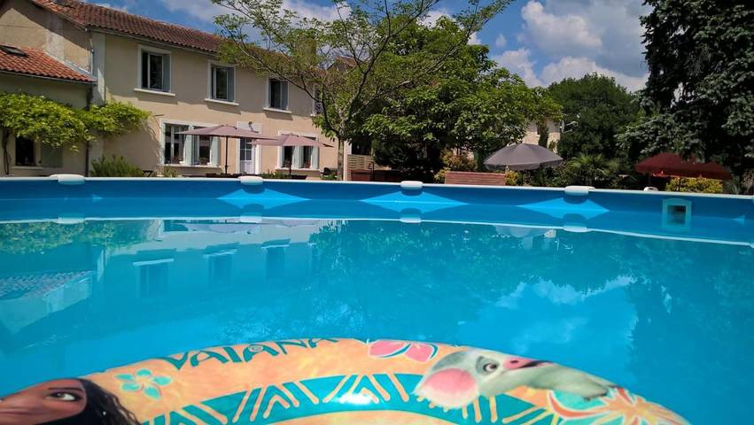 Location de vacances pour 12 personnes, avec piscine ainsi que jacuzzi et jardin, adapté aux familles à Saint-Privat-des-Prés