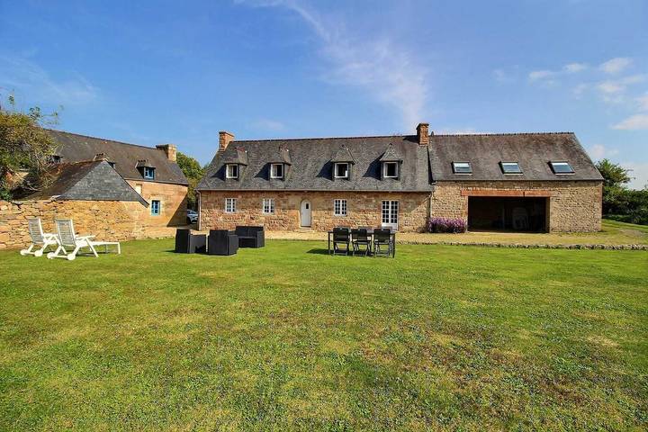 Gîte pour 8 personnes, avec jardin à Pleumeur-Bodou