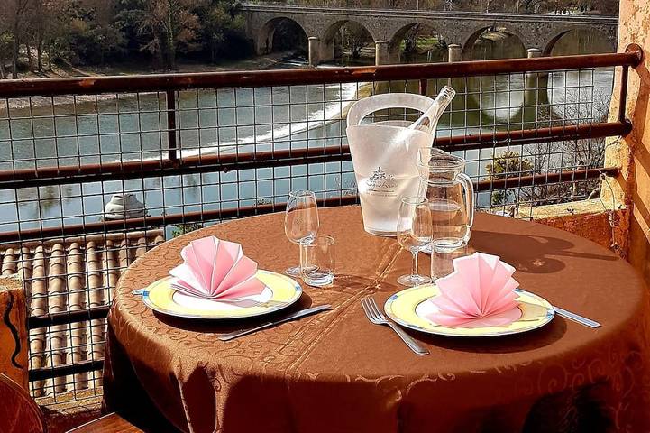 Appartement entier, Joli appartement, superbe vue, terrasse plein sud in Roquebrun, Région de Béziers