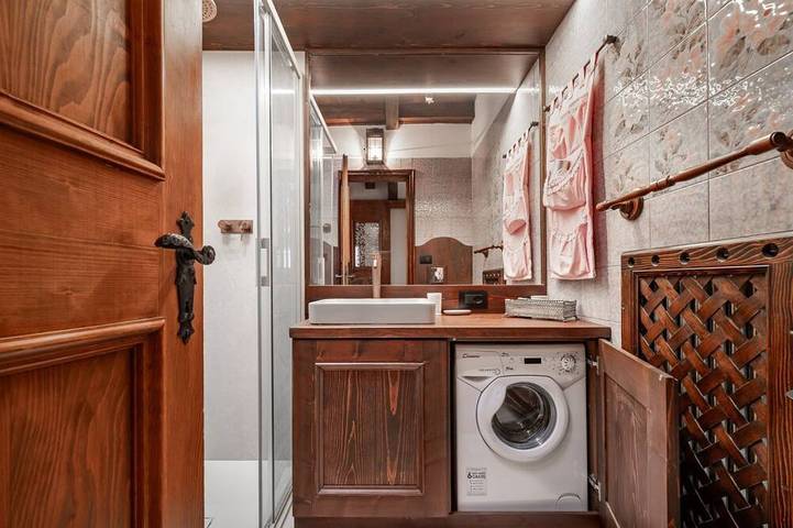 Apartamento entero, Guesthost - Charming 45 sqm apartment, with fine wooden finishes and mountain view, ideal for two guests, located on the 4th floor of a characteristic building. The property is located in the heart of Cortina, along the famous Corso Italia, a 7-minute wa in Cortina d'Ampezzo y alrededores, Dolomiti Superski