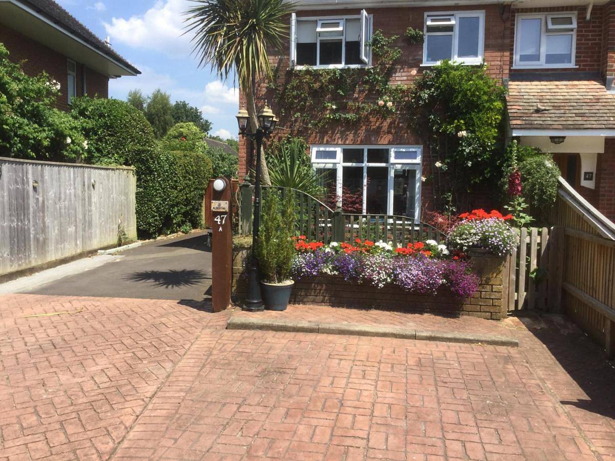 Albertine ,A warm welcome awaits you ,Offering en-suite room only accommodation,Ideal location for Solent Way ,High Street ,Isle of Wight ,New Forest in Lymington, Hampshire