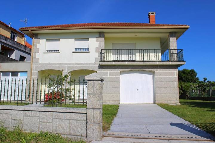 Apartamento para 8 personas, con Balcón y Terraza además de Jardín y Vistas en Meaño