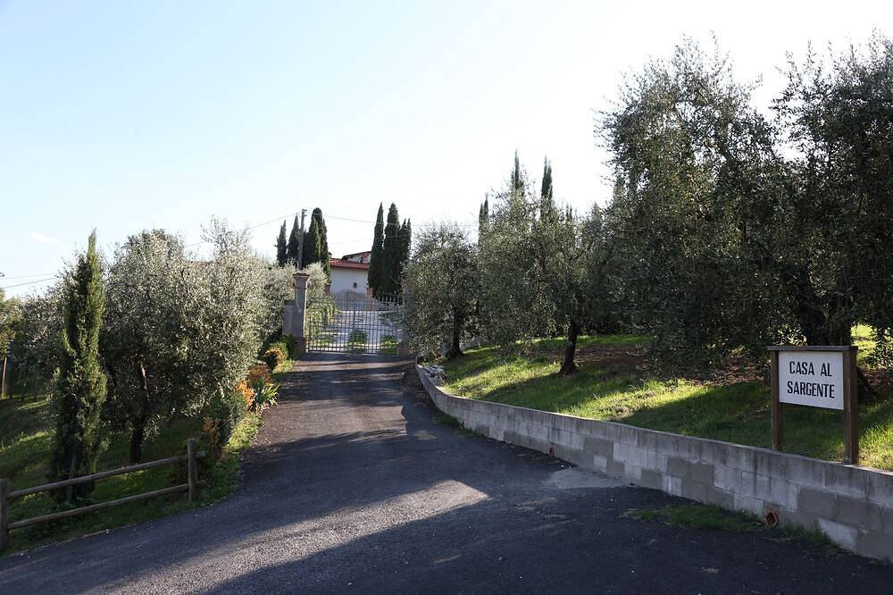 Ganze Wohnung, Zweizimmerwohnung mit Swimmingpool, Wlan und wunderschönem Panorama auf den Hügeln der Toskana in Serravalle Pistoiese, Pistoia Provinz
