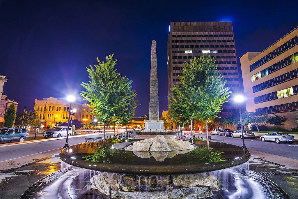 Ganze Wohnung, Updated Downtown Apartment w/ Big Private Balcony -- 2 Blocks to Pack Square in Blue Ridge Parkway, Asheville