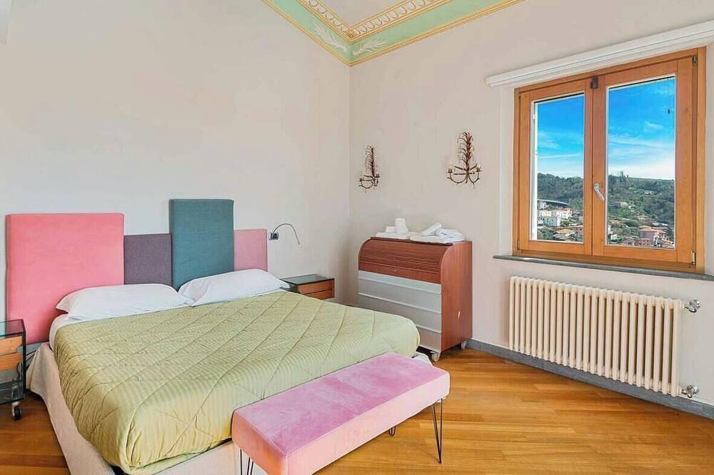 Pour Votre vacances à La Spezia on Vous présente Villa Bianca!Située au-dessus d'une colline avec une piscine privée et une vue charmante sur la ville, est le choix idéal pour s'immerger dans le relax et profiter totalemente des vos vacances.Avec ca in La Spezia, Riviera di Levante