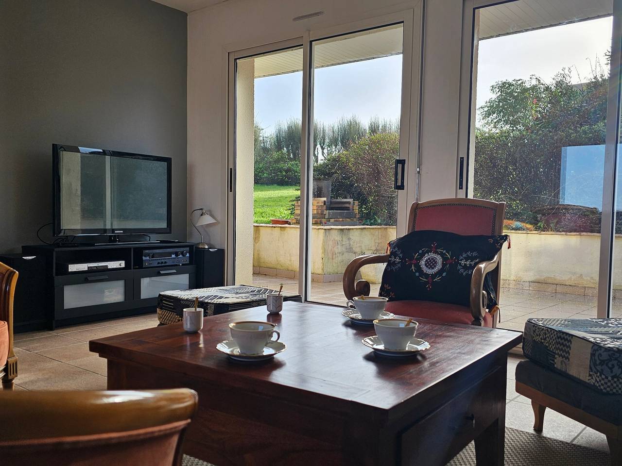Haus auf den Höhen von Camaret mit Blick auf den Hafen in Camaret-sur-Mer, Iroise