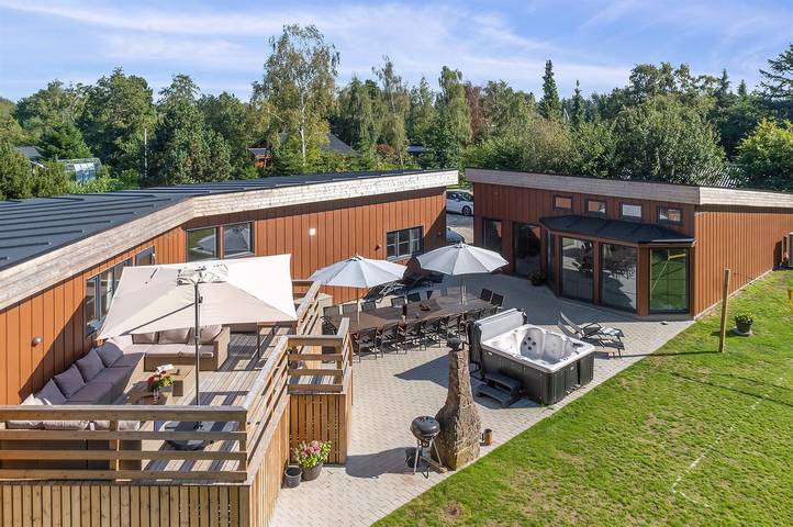 Ferienhaus für 18 Personen, mit Sauna und Terrasse sowie Garten und Whirlpool