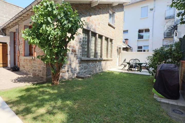 Gîte pour 4 personnes, avec terrasse et jardin dans Gare De La Bourboule