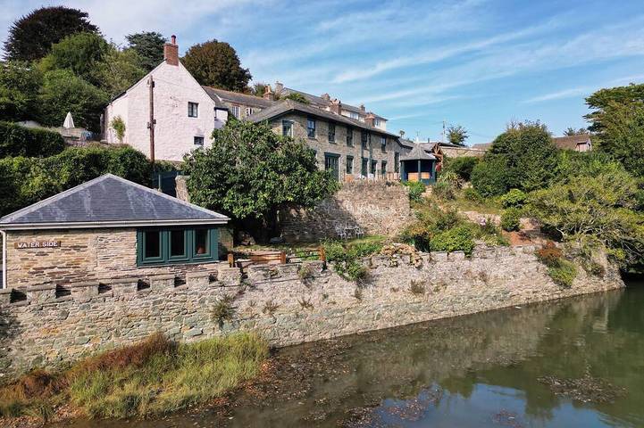 Glamping for 8 people, with pets in South Devon