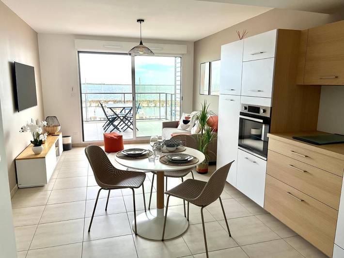 Gîte pour 3 personnes, avec vue ainsi que vue sur le lac et terrasse dans Port De Marseillan