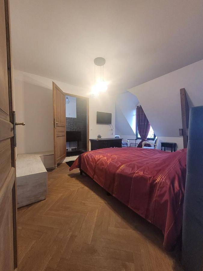 Gîte pour 2 personnes, avec jardin et piscine ainsi que vue et terrasse dans Moisenay